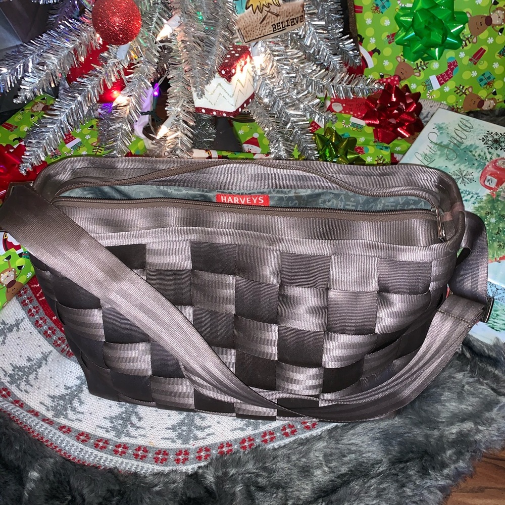 🎁Harvey’s Seatbelt Bag🎁